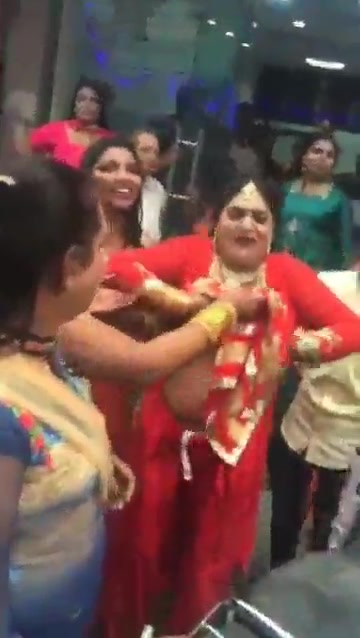 На индийской свадьбе женеху все девушки на свадьбе показывают сиськи