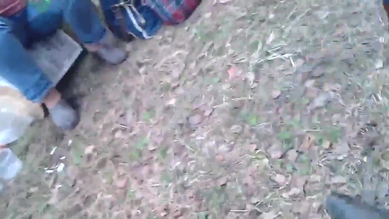 Онанист в парке подошел к девушкам и они смотрели как он дрочит