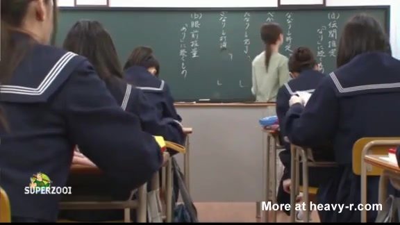 Японская училка показывает пизду ученикам