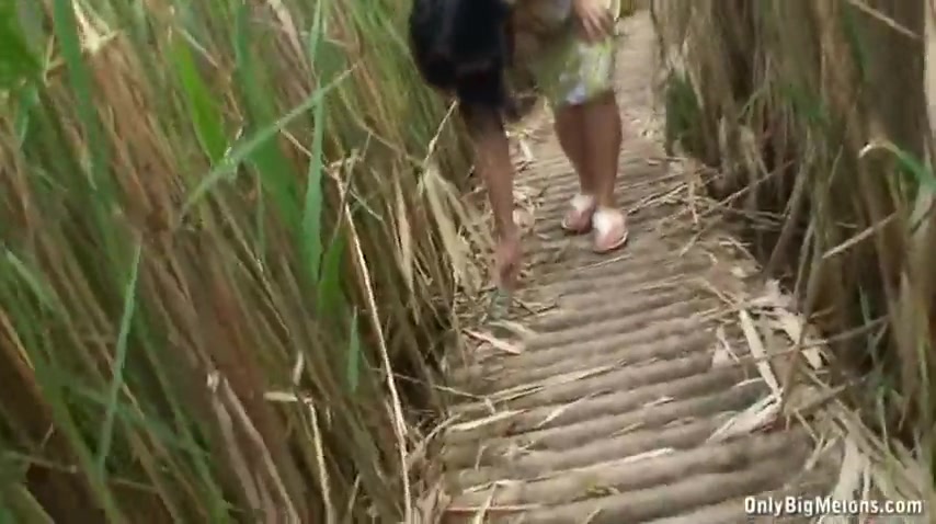Секси милашка ебут у реки в камышах