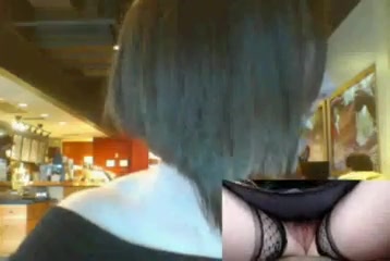 Девушка в ресторане сидит с раздвинутыми ногами а под платьем нет трусиков