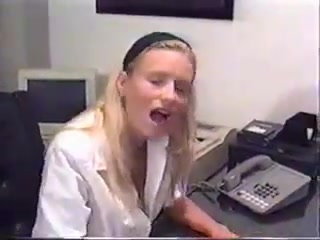 Старушка онанирует в офисе