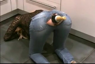 Бутылка шампанского в жопе