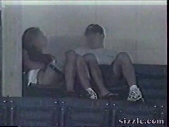 Спустил штаны с телки и трахает раком на улице