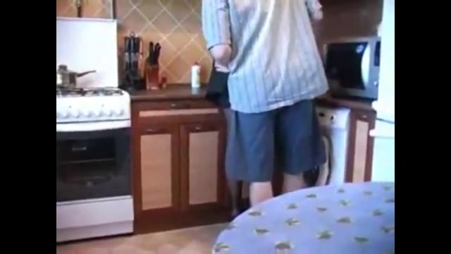 Братик лапает попу сестры под платьем когда сестра моет посуду