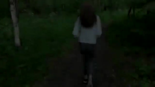 Подруга привела парня в лес и жестко трахнула сверху 