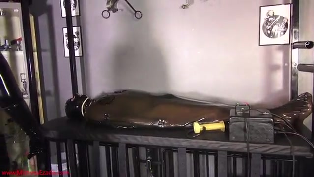 Девушка в латексе доводит мужика до оргазма пытками