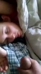 Девочка спит а ее трахают в рот и ебут в пизду