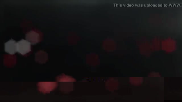 Парень раздвинул ножки брюнетки и засадил ей в киску