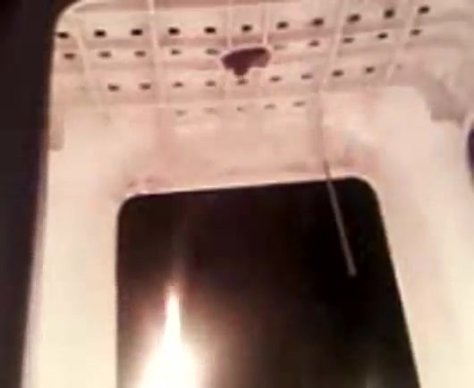 Мужик трахает  коробку в дырку