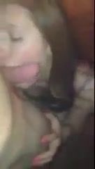 Блонда с накрашенными ногтями облизывает член от яичек до головки