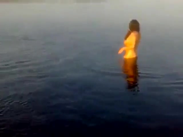 Две голые подруги ласкают себе писи на пляже