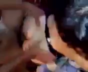 Взрослую женщину ебут два студента с двух сторон