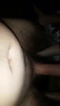 Длинный член входит в пизду на половину