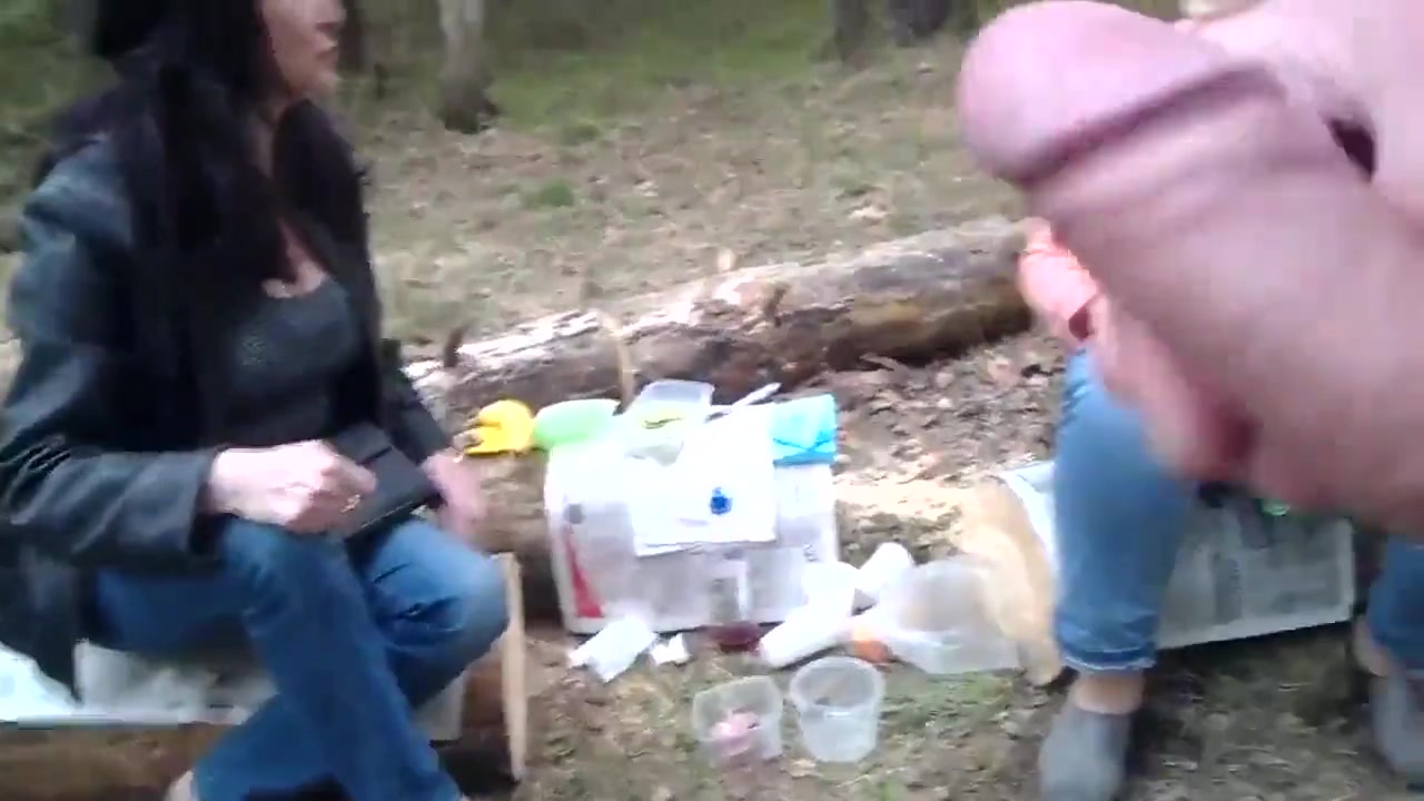 Онанист подошёл к девушкам и начал с ними общаться и дрочать