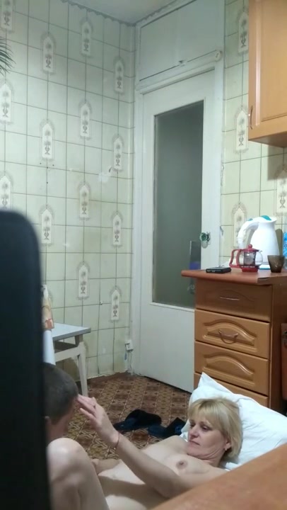 Мать отдала пользоваться свою пизды сыну