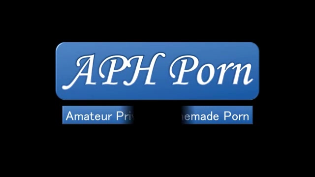 Голая телка сосет хуй в общественном парке