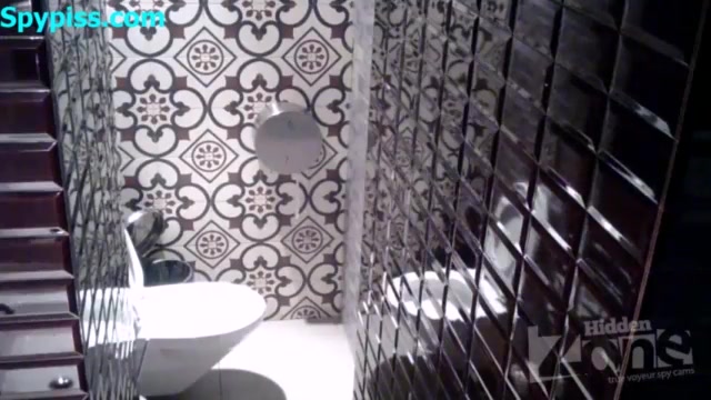 Спалил как сестра ссыт и смотрит