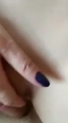 Трёт членом между лепестков клитора 