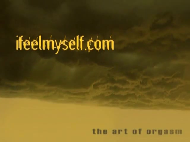 Красиво мастурбирует розовую пизду с раздвинутыми ногами