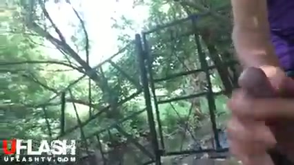 Стоит в трусиках перед онанистом и ему дрочит