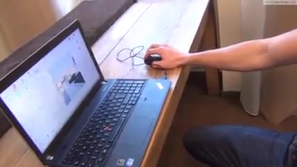 Блондинка ласкает под столом у парня