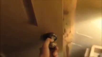 Блондинка пришла в гости и отсосала у двух друзей.