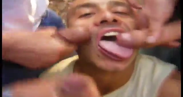 Молодой сосет большой член после бассейна