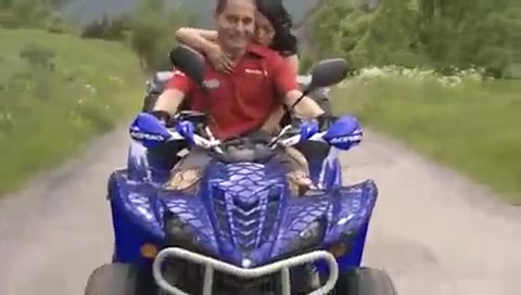 Ебутся на колючей траве