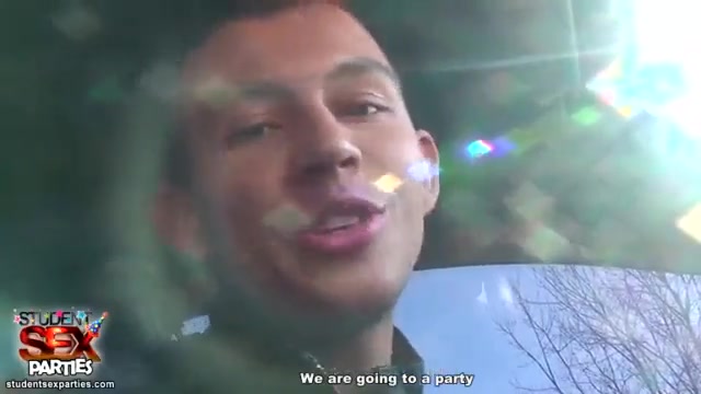 Дрочит парню через открытое окно машины