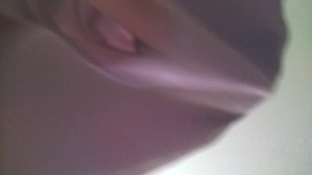 Девочка писает из клитора красиво раздвигая писю по сторонам