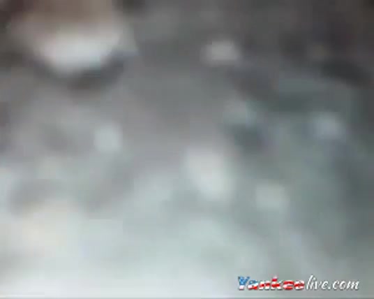 Красивая девушка ссыт и мастурбирует на унитазе