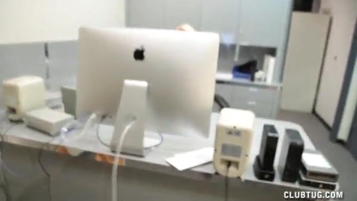 Дрочит клитор на работе под сталом 