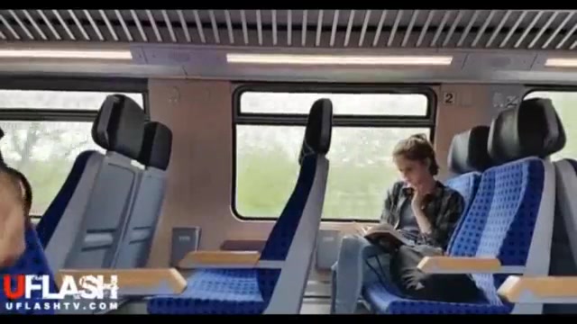 Мужик мастурбирует в автобусе перед девочкой