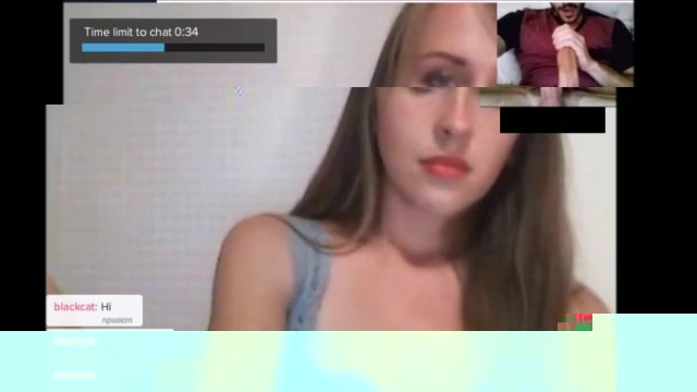 Парень показывает любопытным девушкам как дрочит