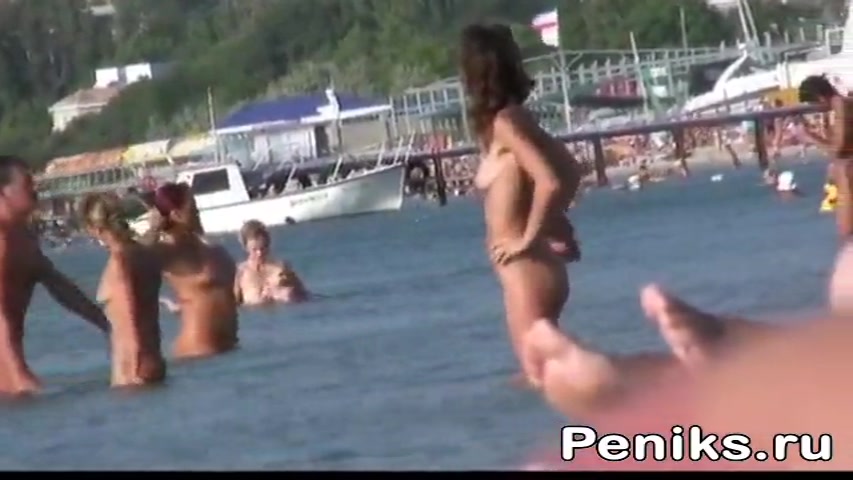Голые девчушки купаются голыми в речке