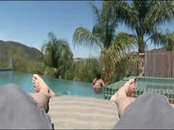 Лижет анал красотки у бассейна