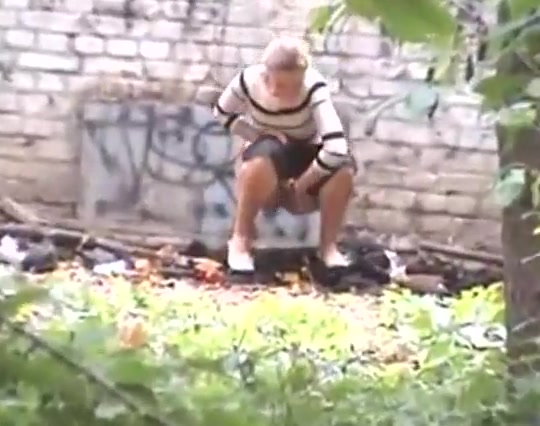 Чувак снимает как студентки ссут в кустах