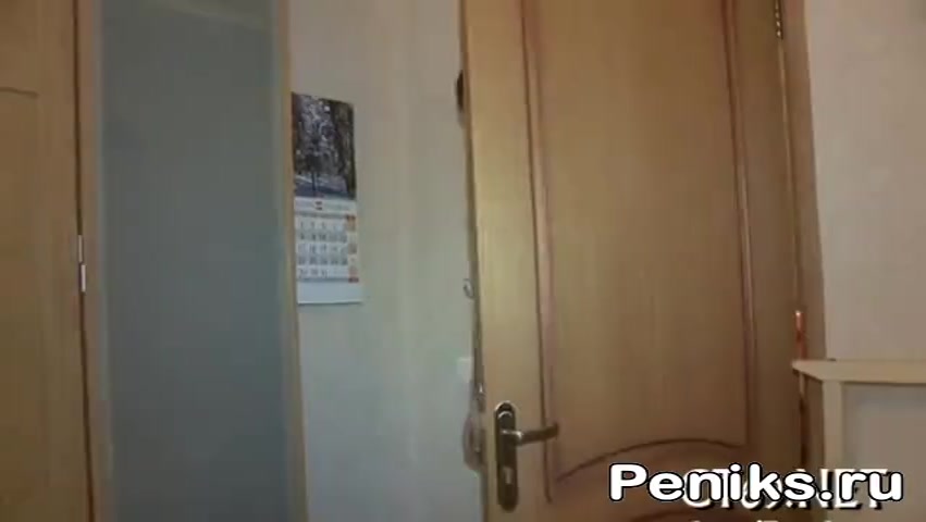 Дает небольшому члену оттрахать ее и в попу и в писю