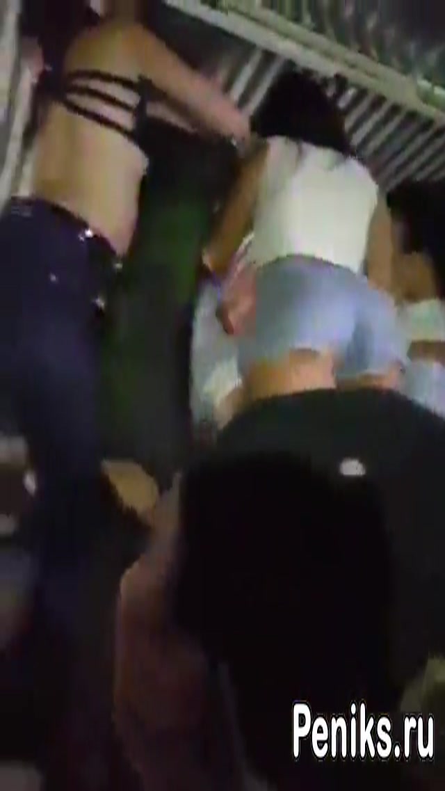 На вечеринке лесбиянки устроили аншлаг