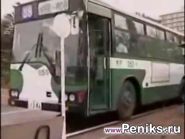 Парень в автобусе дрочил но к нему подсела девушка и отсосала хуй