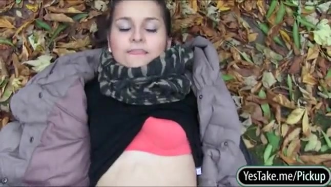 Молодую ебет на земле в лесу