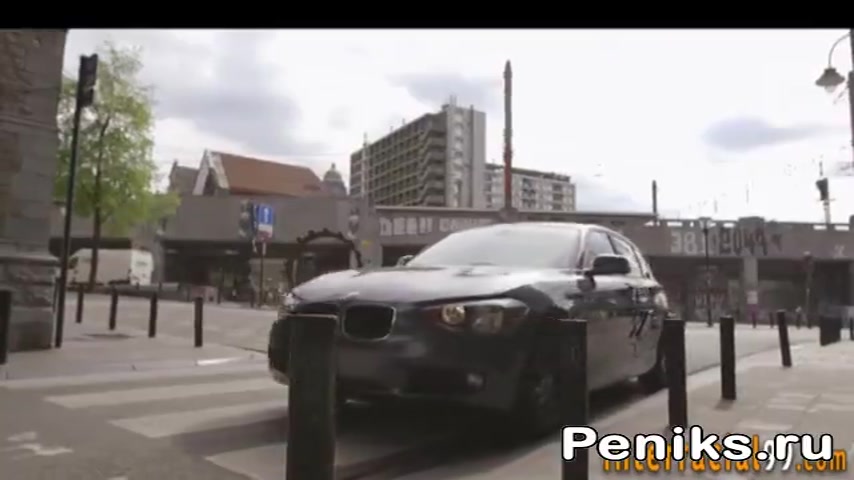 Дрочит и кончает незнакомке в рот