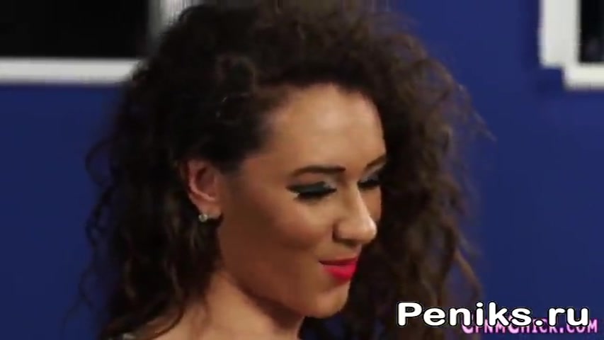 Много телок сосут один член