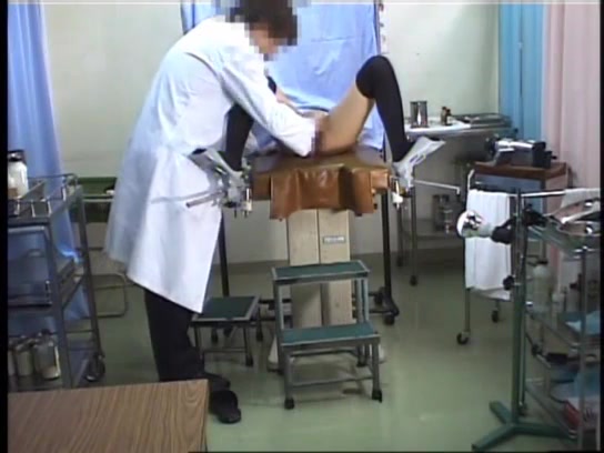 Стеснительная худенькая девчонка проходит медицинский осмотр