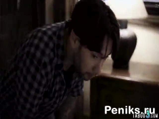 Подготавливает киску к приходу любовника