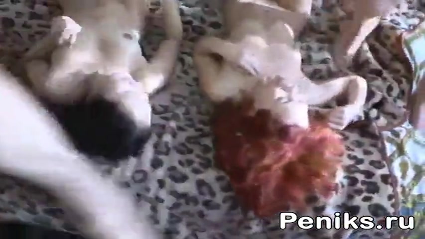 Крепкий самец по очереди большим членом обращает две молодые дырочки без волосиков и кончает обеим на животик