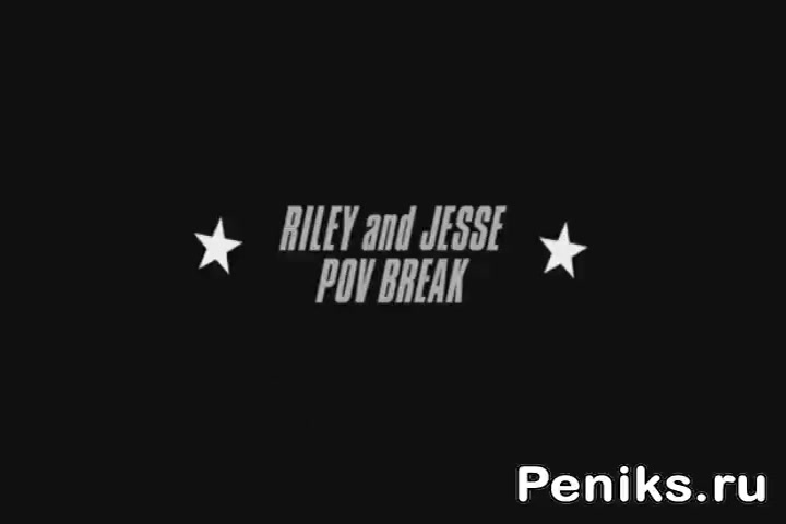 Блондинка с подругой мастурбируют в туалете кафешки