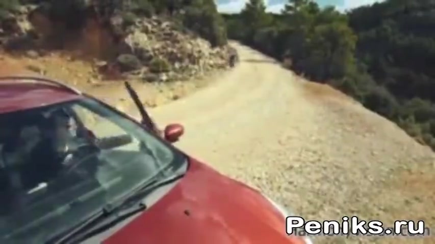 Подвез шлюху и она ему сосет из машины