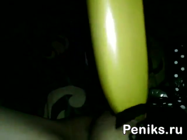 Упругую попку трахают фаллоимитатором в виде банана